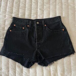 Levi's 501
Original high-rise cutoff